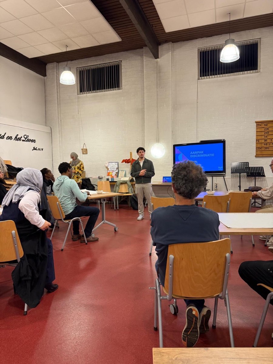 Bewoners in gesprek tijdens een bijeenkomst over de aanpak van discriminatie in Breda