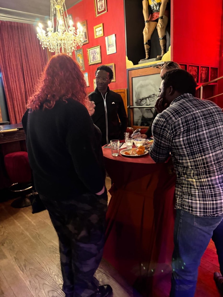 Bezoekers praten na onder het genot van een hapje en drankje