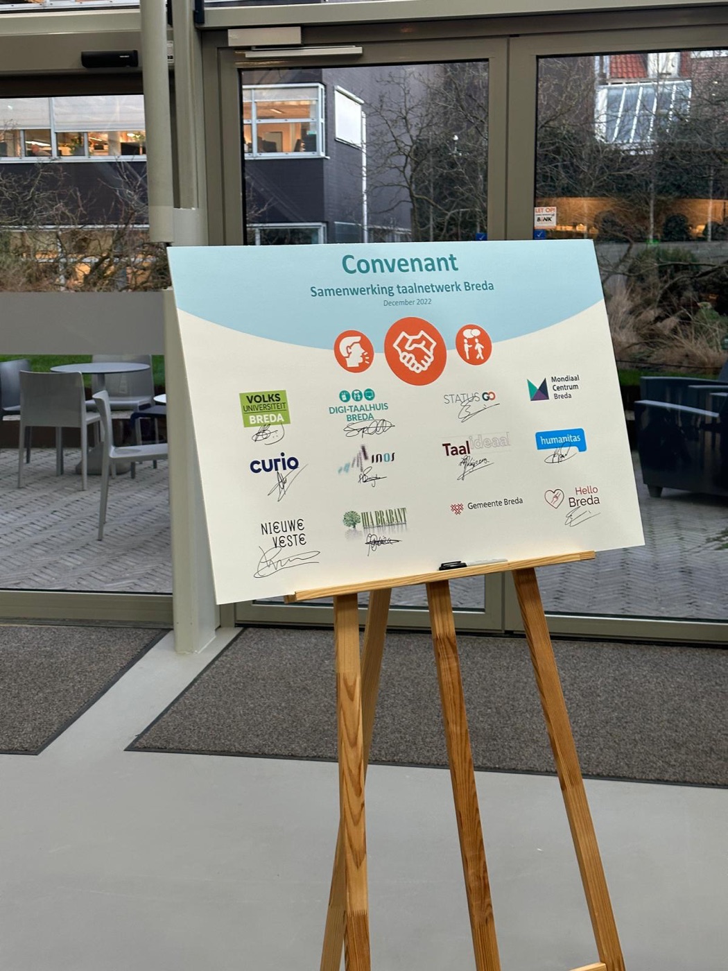 Het ondertekende convenant-paneel van het taalnetwerk Breda, met de logo’s en handtekeningen van alle partners