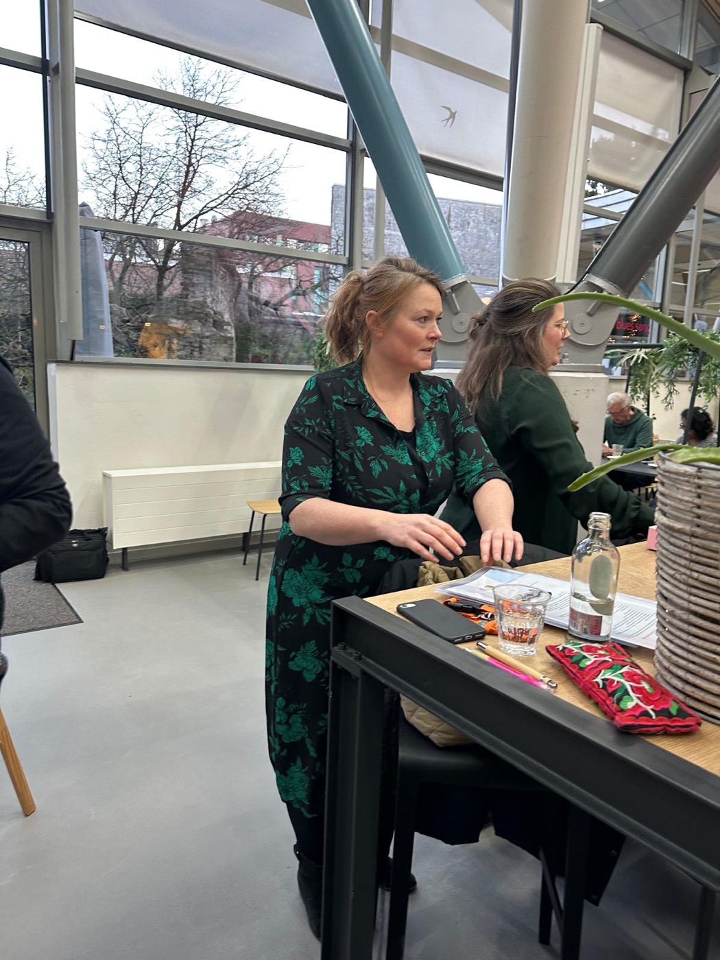 Deelnemer aan tafel tijdens de bijeenkomst van het taalnetwerk Breda